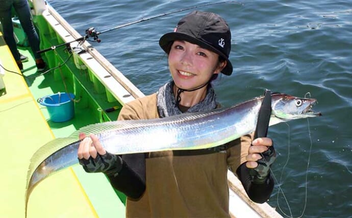 東京湾テンビンタチウオ釣りで指5本級好捕　メリハリある誘いにヒット