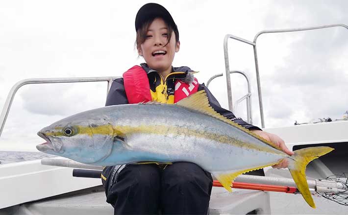 福岡の落とし込み釣りでメーターオーバー103cmヒラマサ堂々浮上