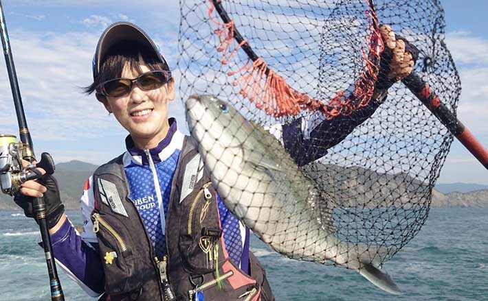 磯フカセ釣りで45cm頭に良型クロ連発 好ゲストにブリとスマガツオ