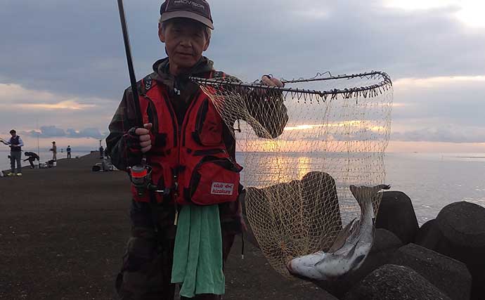 徳島の沖波止でのフカセ釣りで58cmチヌ堂々浮上　良型中心の数釣りに