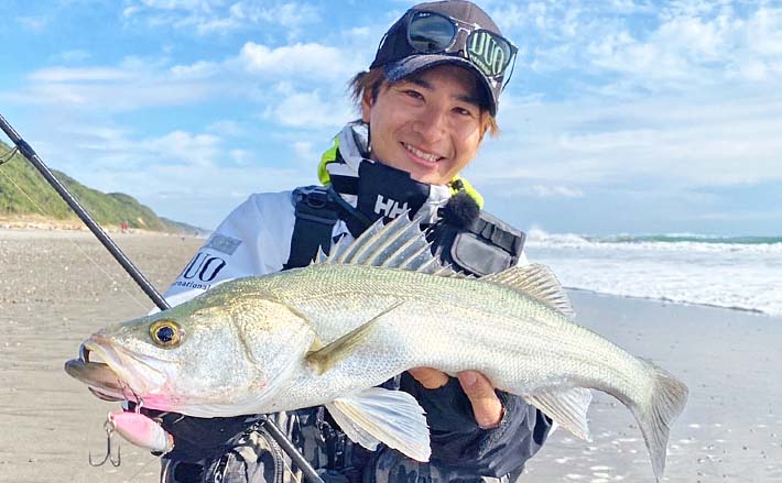 愛知サーフシーバスゲームで本命2匹 適度な荒れで魚の活性アップ