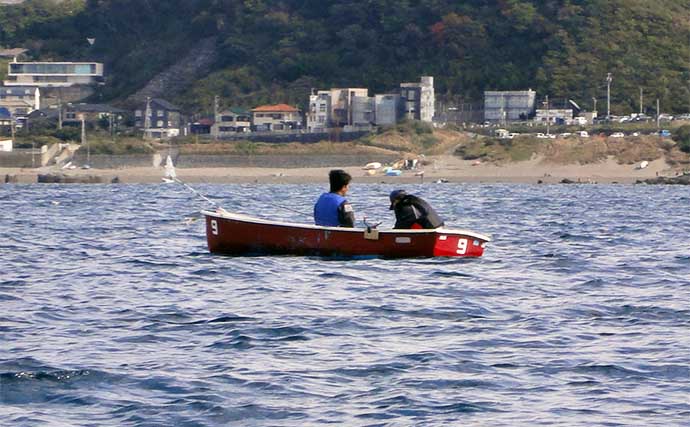 手こぎボート釣りで50cmイナダに26cmカワハギ手中【神奈川・葉山】