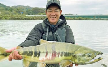 鮭有効利用調査に参加し４kg級オスと対面【新潟・三面川】　３年ぶりに実施