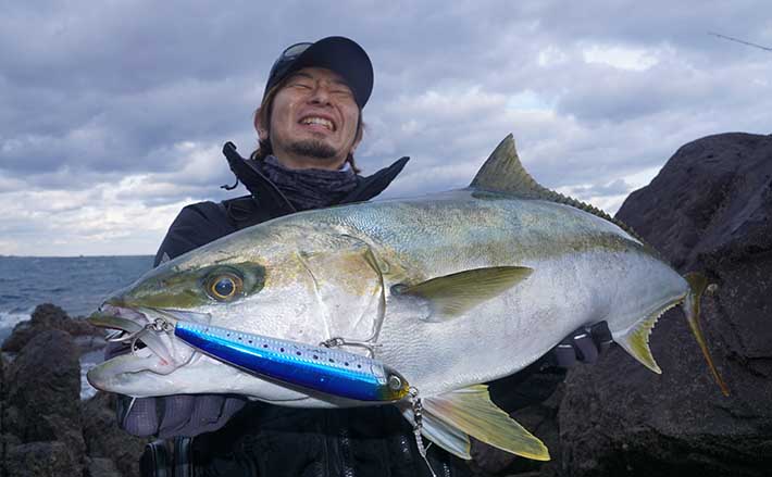 ロックショア釣行でヒラマサ浮上 圧倒的な集魚力を誇るルアーとは