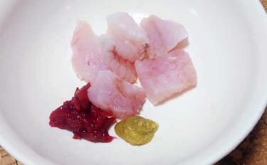 釣魚で作る「まるでフグ」レシピ：メバルの梅肉ワサビ　霜降りして和えるだけ