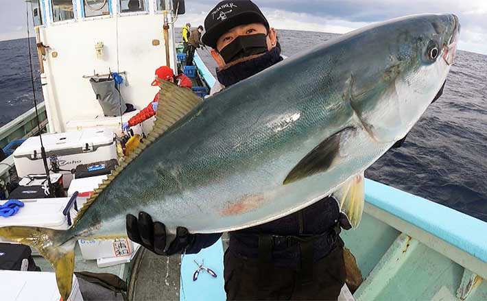 日本海ジギングで11.5kg頭に10kg超え寒ブリ乱舞 好ゲストに大型