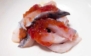 釣魚で作る「お刺身アレンジ」レシピ：タチウオの梅肉和え