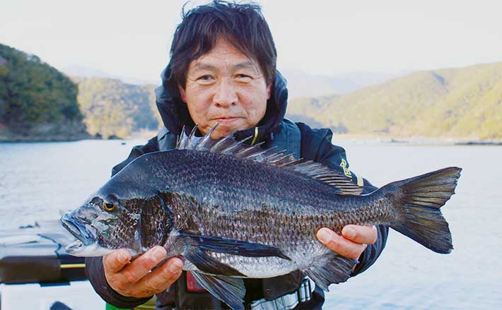 名手がイカダでのカカリ釣りで51.5cm筆頭に乗っ込みクロダイ連打【三重