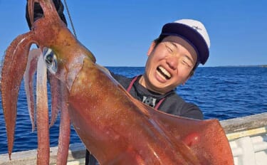 遠征ティップランエギング釣行で2.5kg「レッドモンスター」登場【沖縄】