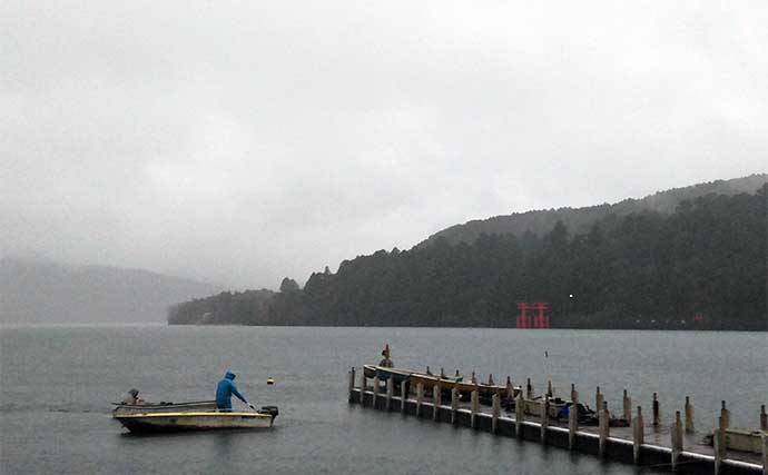 芦ノ湖ボートフライ釣行で63cm頭に良型ニジマス連発　荒天狙いが的中