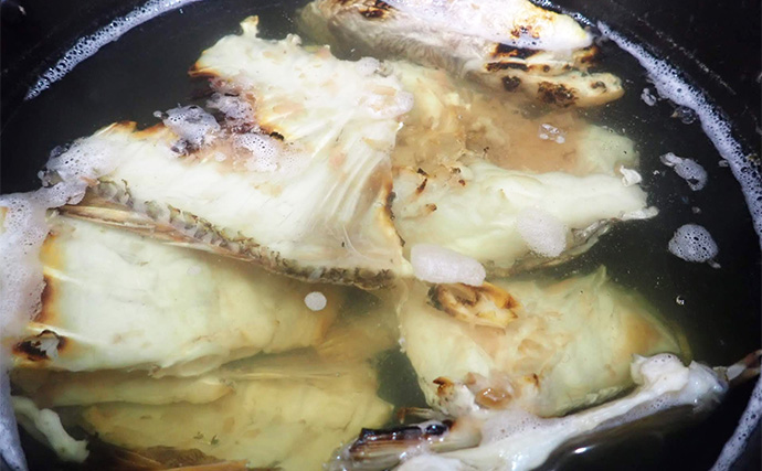 釣り人的「ラーメン」レシピ：鯛塩ラーメン　出汁取る前のアラ下処理がポイント