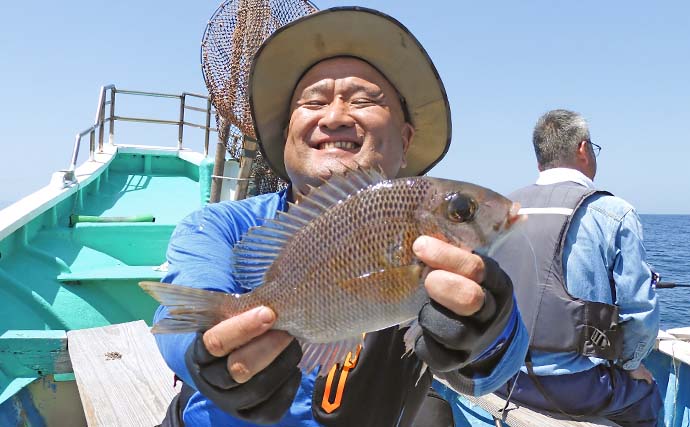 仕立て船でのコマセ五目釣りで35cm級大型イサキ全員安打【千葉・良栄丸】