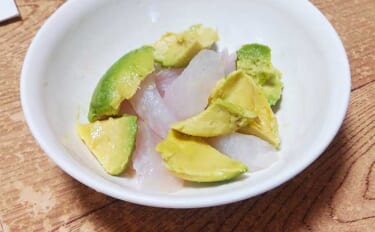 釣り魚で作る「夏の食欲増進」レシピ：イシガキダイとアボカドのサラダ