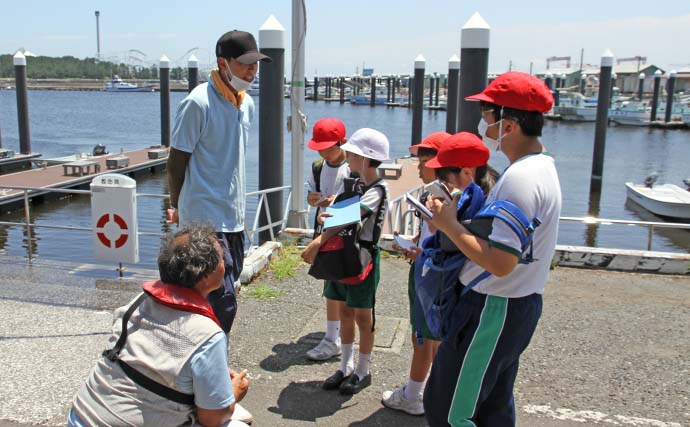『第20回金沢漁港放流祭り』が開催　小学生らが放流体験に参加