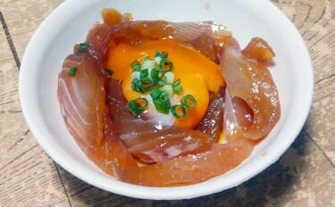 釣った魚で作る「韓国料理」レシピ：スズキのユッケ風　卵黄とネギが絶妙