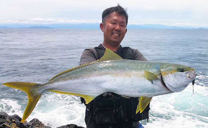 磯での青物狙いルアー釣行でヒラマサ手中【福岡】50cm級カンパチは連発