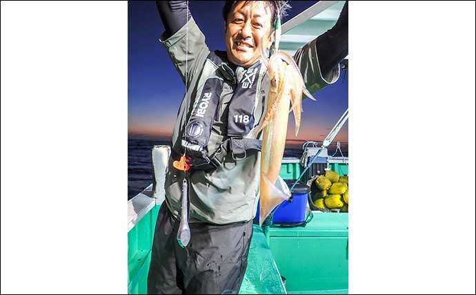茨城沖の夜イカ船で釣る人マルイカ48尾と好調【那珂湊・かもめ丸】