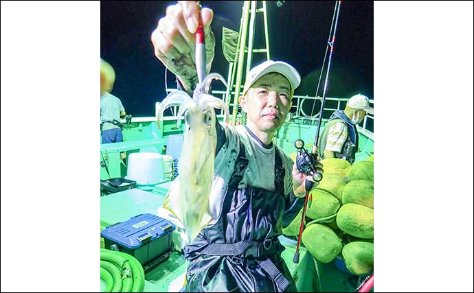茨城沖の夜イカ船で釣る人マルイカ48尾と好調【那珂湊・かもめ丸】