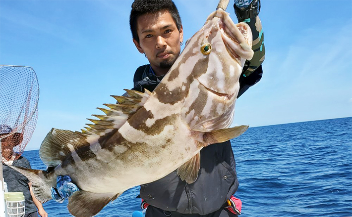 釣果速報】イカの泳がせ釣りで12kgアラ（クエ）堂々浮上（福岡） | TSURINEWS