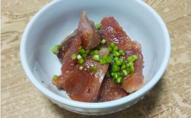 釣魚で作る「ご飯のお供」レシピ：スマガツオのオイル漬け　隠し味はゴマ油