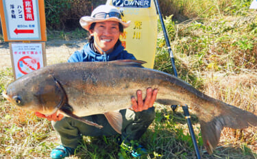 荒川でのウキ釣りで97cm・10kgのハクレン手中【埼玉】温排水エリア…