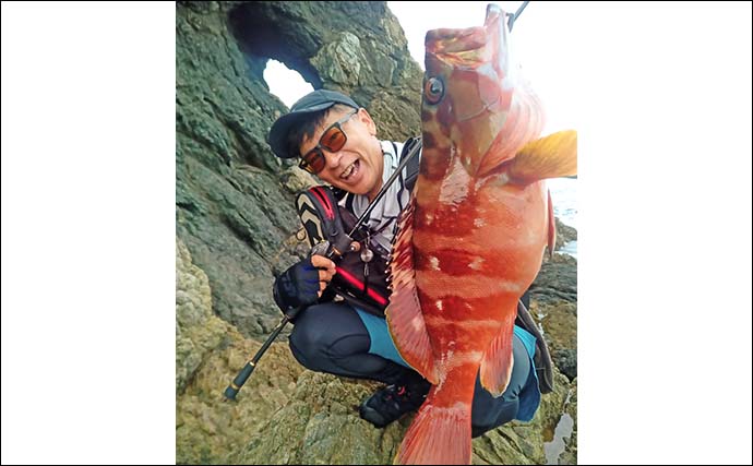 沖磯でのロックフィッシュ釣行で35cm頭に良型アカハタが続々【長崎】