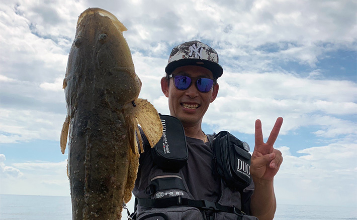 サーフルアー釣りで56cmマゴチ手中【三重】想定外の大型イシガレイも