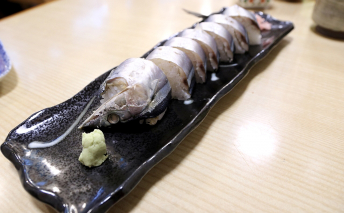 サカナを丸々１匹寿司にした「姿寿司」は西日本の秋祭りでよく食される伝統食