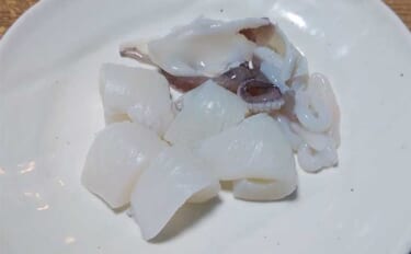 釣ったイカで作る「裏技」レシピ：モンゴウイカの霜降り　洗わず冷凍がキモ