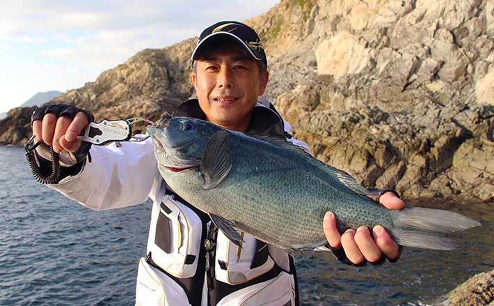 秋の磯フカセ釣りで47cm頭にクロ連打 広層・浅層を新作ハリ使い分けで