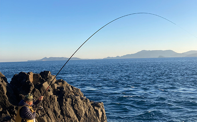 磯でのカゴ釣りでヒラマサをキャッチ【長崎・上阿値賀島】47cmのクロも顔出し