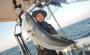 落とし込み釣りで7kg級ヒラマサに1m超えサワラ浮上【北九州・PONTOS幸雅丸】