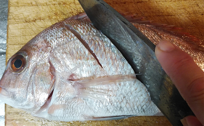 釣魚で作る「ひと手間」レシピ：マダイの姿煮　煮込む前の霜降りが大事