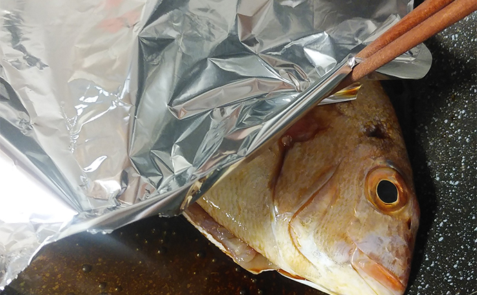 釣魚で作る「ひと手間」レシピ：マダイの姿煮　煮込む前の霜降りが大事