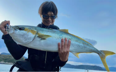 磯でのルアー青物釣りで93cmヒラマサをキャッチ【長崎】プラグにヒット