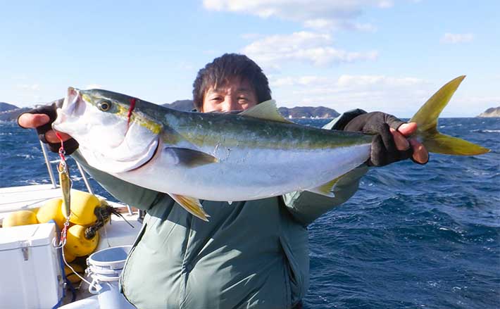 鳥羽沖の青物ジギング釣行でワラサ好捕【KAIEIMARU】控えめアクションが吉 | TSURINEWS