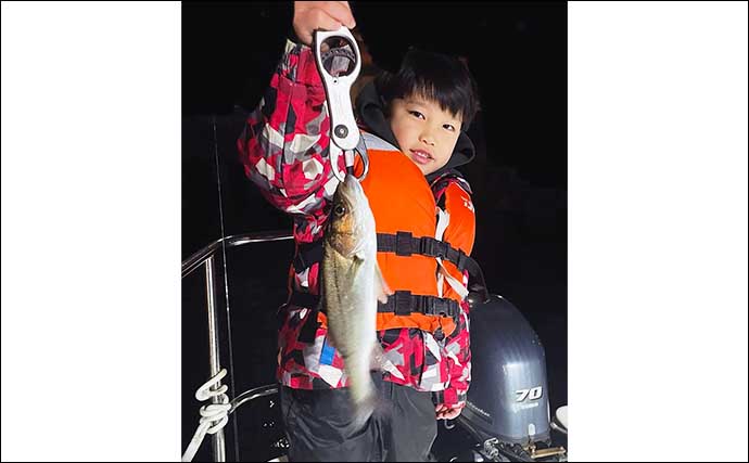 【船釣り最新釣果】夜のルアーシーバス釣りでちびっ子アングラーが本命ゲット（愛知）