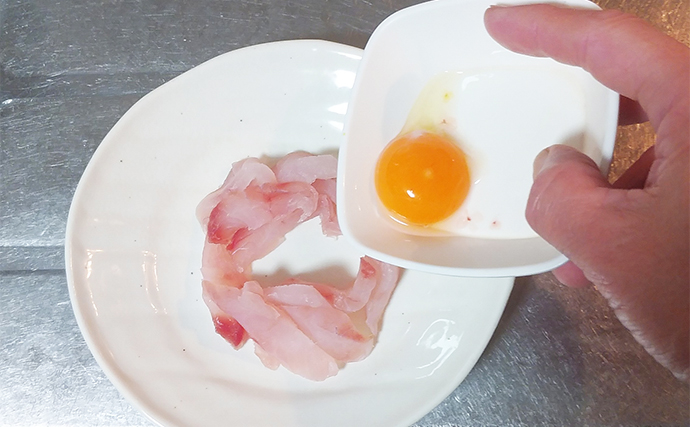 釣魚で作る「刺身アレンジ」レシピ：メバルのユッケ風　卵黄のまったり感が絶妙