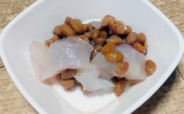 釣魚で作る「刺身アレンジ」レシピ：キジハタ納豆　ネバネバと刺身が合う