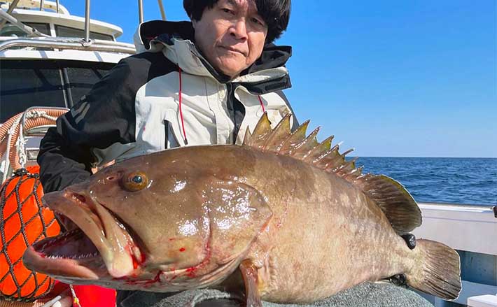 【船のエサ釣り最新釣果】活きイカ泳がせ釣りで22kgアラ（クエ）浮上！ | TSURINEWS