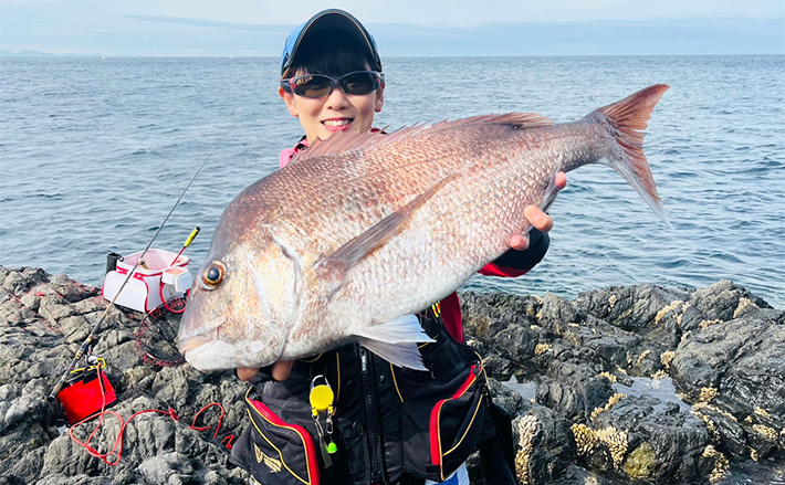周防大島沖・八島での磯フカセ釣りで70cm級筆頭に大型マダイを連打