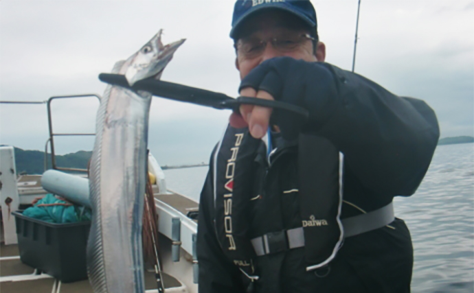 【船釣り釣果速報】博多湾内のタチウオ釣りで指7本級ドラゴン堂々浮上（福岡）