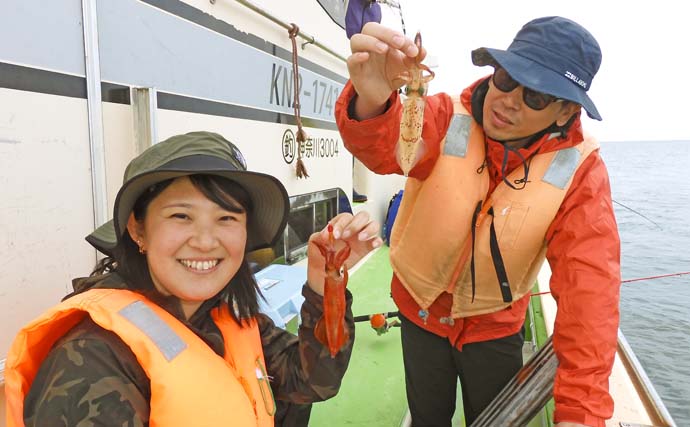 相模湾マルイカ釣りで25cm頭に56尾【神奈川・まごうの丸】直ブラ仕掛けが有利か