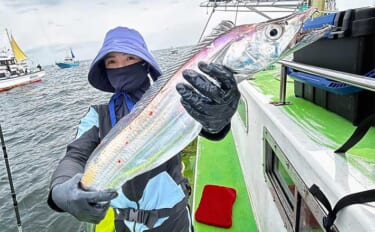 関東エリアの【船釣り特選釣果】東京湾の夏タチウオ釣りで大型顔出し
