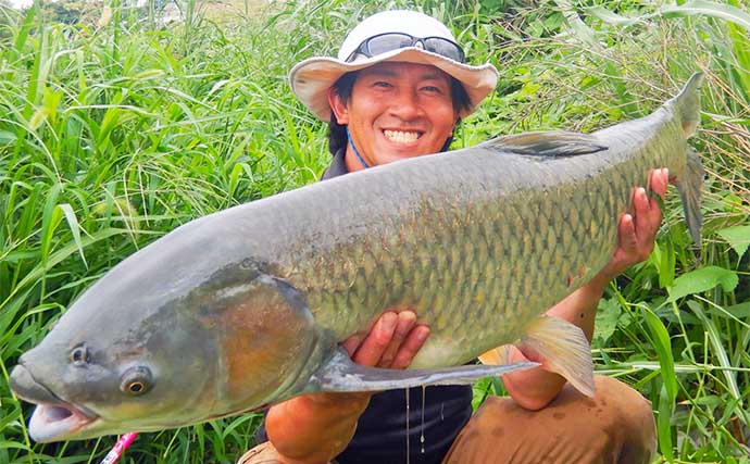 猛暑の中での河川ウキ釣りで110cmソウギョを手中【埼玉・元荒川】食パンエサにヒット