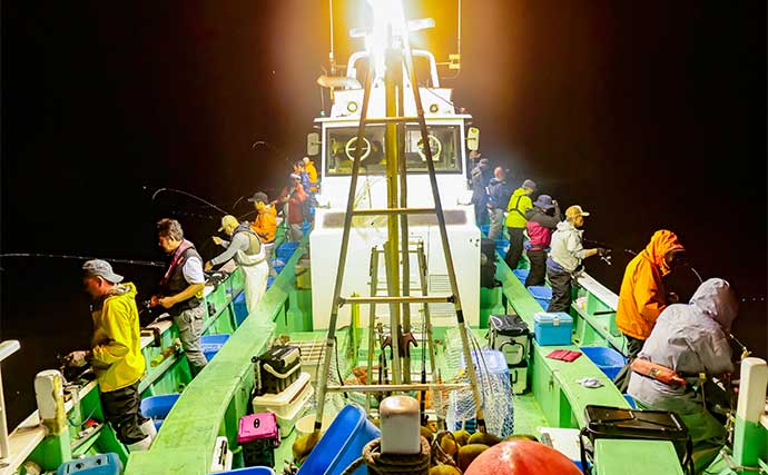 大洗沖の夜マルイカ釣りでトップ10尾【茨城・かもめ丸】40cm級スルメイカも顔見せ