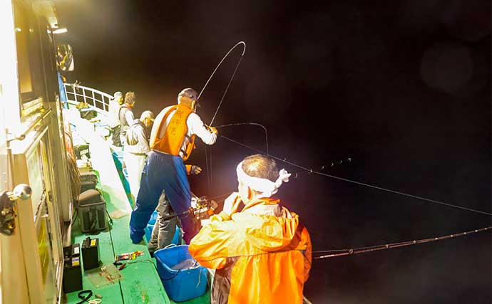 大洗沖の夜マルイカ釣りでトップ10尾【茨城・かもめ丸】40cm級スルメイカも顔見せ