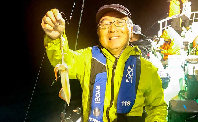 大洗沖の夜マルイカ釣りでトップ10尾【茨城・かもめ丸】40cm級スルメイカも顔見せ