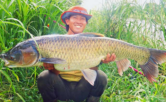 河川でのウキ釣りで122cm・21kg大型ソウギョ浮上【埼玉・元荒川】食パンエサに好反応