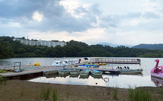 【足漕ぎカヤックでブラックバスが連発！】日本百景「一碧湖」で贅沢な釣り休日を満喫